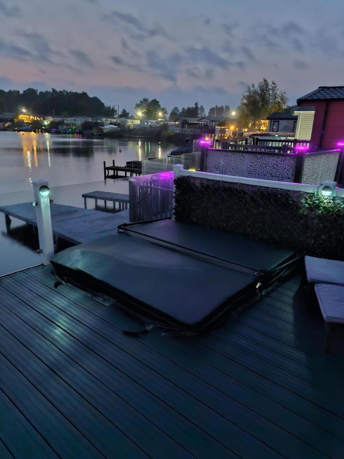 Lakeside Holiday Home With Hot Tub Таттершолл Экстерьер фото
