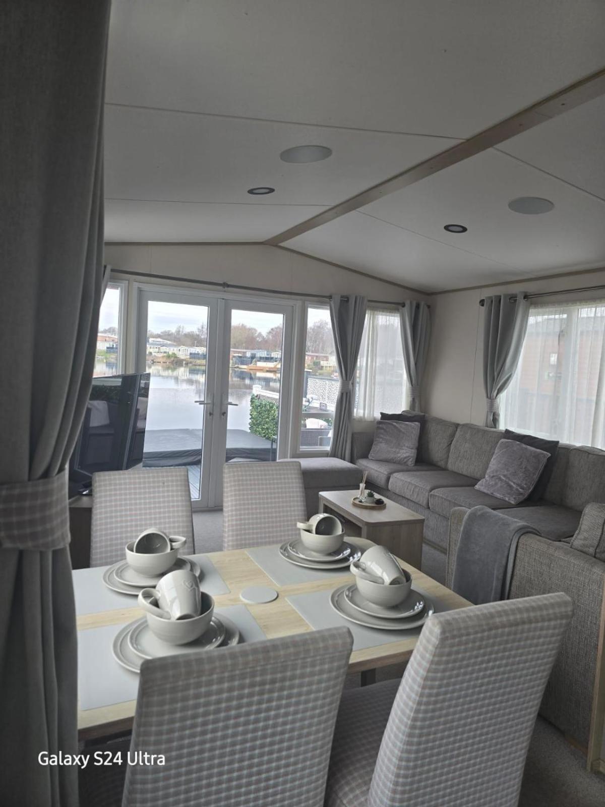 Lakeside Holiday Home With Hot Tub Таттершолл Экстерьер фото